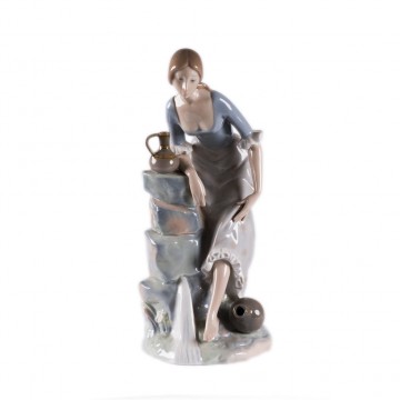 Figura Mujer en Fuente de Nao